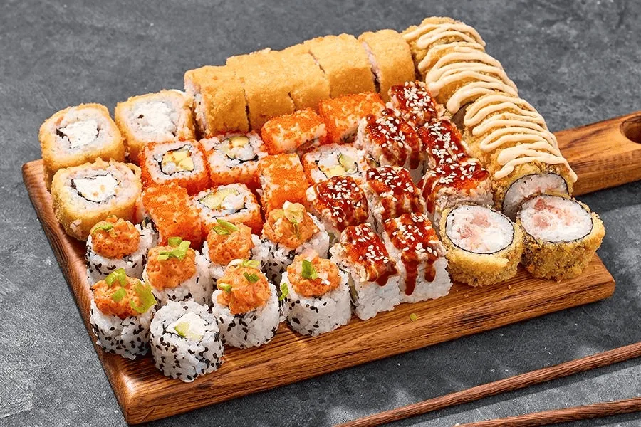 Калифорния ассорти — 32 ролла с крабом, креветкой и лососем, заказать роллы на дом в Архангельске